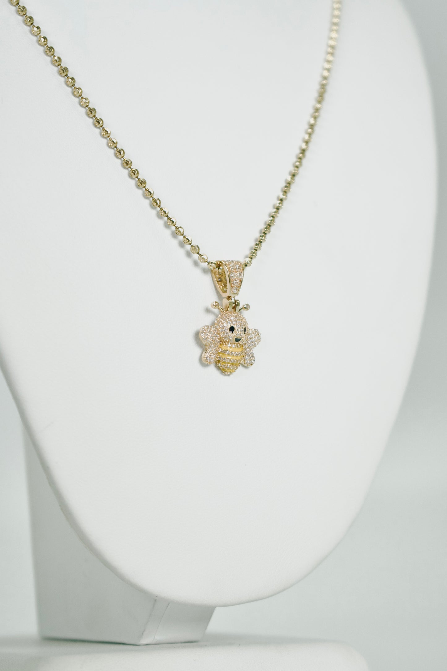 14K BEE Pendant Cz Stones With Moon Cut Chain Yellow Gold